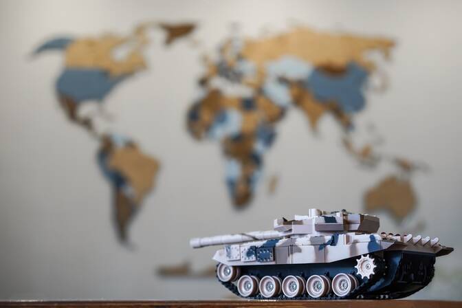 Всемирный день уничтожения военной игрушки