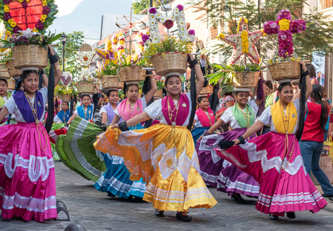 Guelaguetza (Meksika'nın Oaxaca bölgesinde geleneksel bir festival)