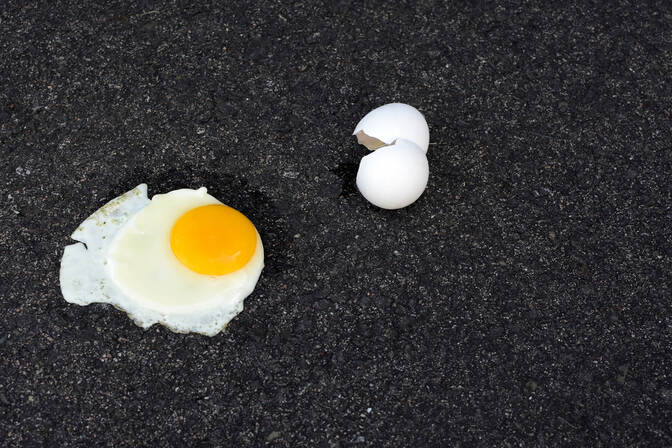 Dia de fritar ovos na calçada
